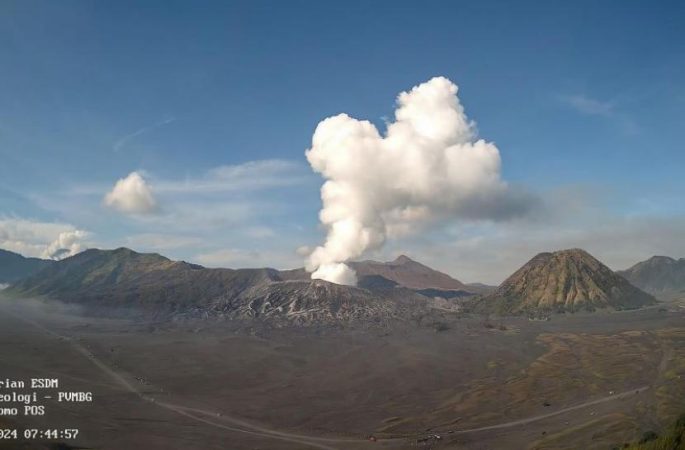 Gunung Bromo Keluarkan Asap Putih Tebal, Apa Itu?