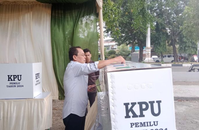 Pj Wali Kota Banda Aceh Nyoblos di TPS 01 Kampung Baru