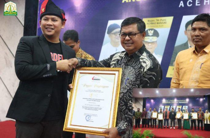 Kadis Perpustakaan dan Kearsipan Aceh Raih Anugerah Tokoh Penggerak Literasi
