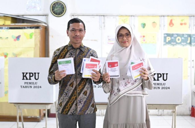 Ketua DPRK Banda Aceh Bersama Isteri Coblos di TPS 11 Beurawe