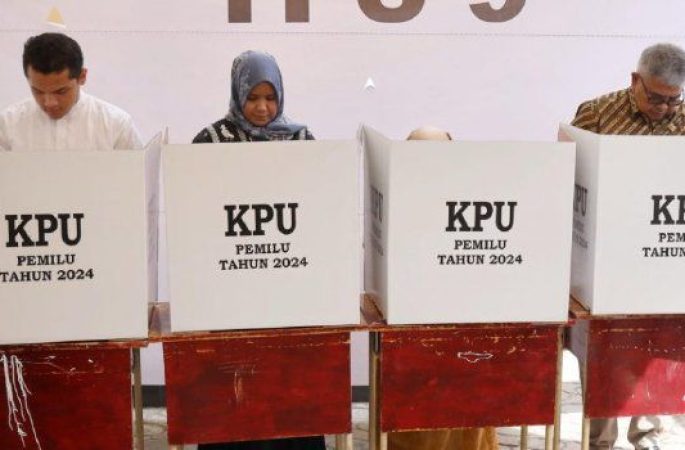 Sekda Aceh bersama Istri Nyoblos di TPS 09 Gampong Pineung