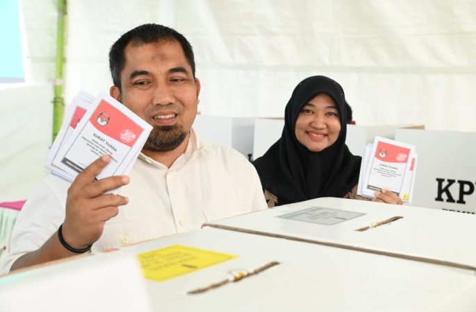 Pj Bupati Aceh Besar Bersama Istri Nyoblos di TPS 01 Gampong Gani