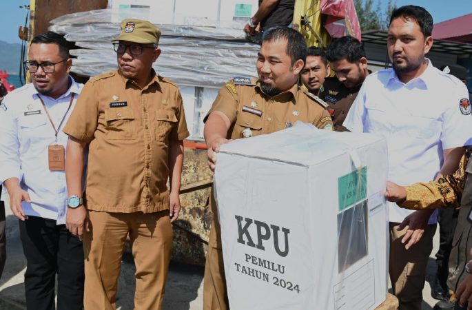 Naik Kapal Kayu, Pj Bupati Aceh Besar Tinjau Distribusi Logistik Pemilu ke Pulo Aceh