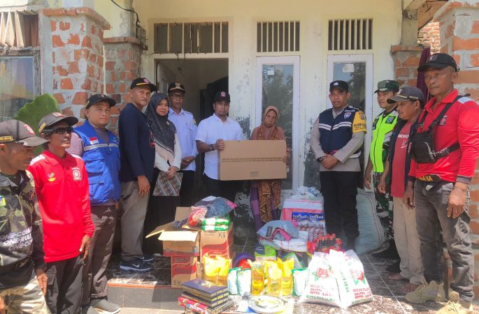 Pemkab Aceh Besar Berikan Bantuan kepada Korban Kebakaran di Rabo