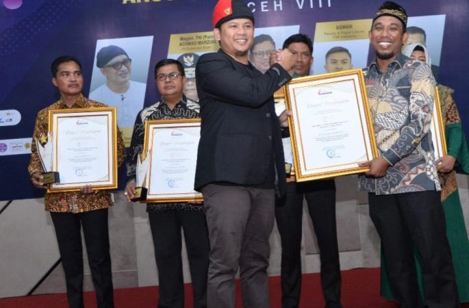 Ketua PGRI Aceh Besar Terima Anugerah Literasi