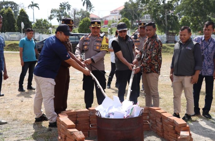 Forkopimda, KIP dan Panwaslu Aceh Besar Musnahkan Kelebihan Surat Suara Pemilu 2024