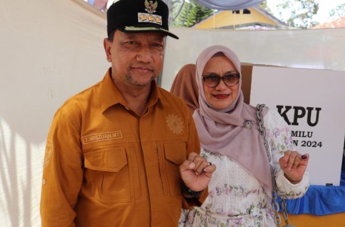 Pj Bupati Aceh Tengah Bersama Istri Nyoblos di TPS 001 Merah Mersah Takengon