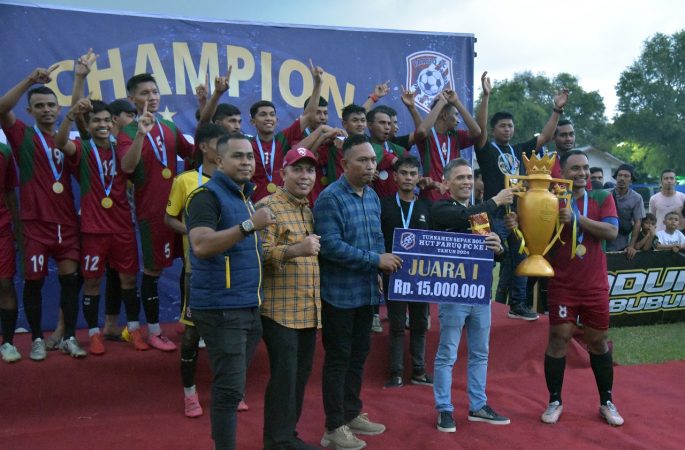 Blang Tingkeum Boyong Piala HUT ke-1 Faruq FC