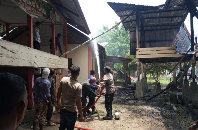 Polsek Trienggadeng, Damkar, dan Masyarakat Selamatkan Balai Pengajian Darul Fatih dari Kebakaran