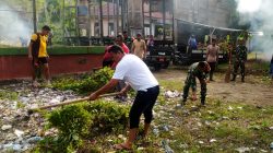 Anggota Koramil 05/Mesjid Raya Bersatu Dalam Aksi Gotong Royong Bersihkan Desa