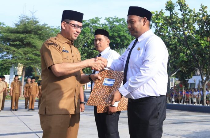 Sekdako Banda Aceh Serahkan SK 306 PPPK Guru dan Tenaga Kesehatan