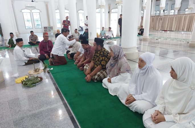 Forum Komunikasi Masyarakat Seulimeum Peusijuk Jamaah Calon Haji Tahun 2024