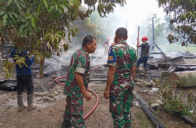 Sijago Merah Bakar Rumah Warga, Babinpotdirga Lanud SIM Ikut Padamkan Api