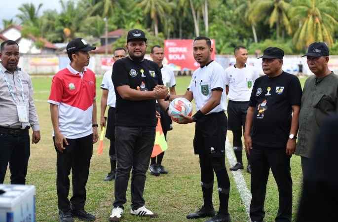 Waketum PSSI Aceh Kick Off Cabor Sepakbola Popda 2024 di Stadion Mon Sikureung