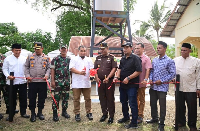 Pj Bupati Iswanto dan Kajari Aceh Besar Resmikan Sumur Berkah Adhyaksa di Meunasah Mesjid Lampuuk