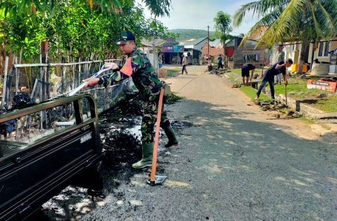 Babinsa Meunasah Keudee Pimpin Aksi Bersih-Bersih Desa