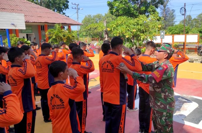 Anggota Koramil 03/Lhoknga Tanamkan Jiwa Kebangsaan melalui PBB kepada Siswa Baru SMAN 1 Lhoknga