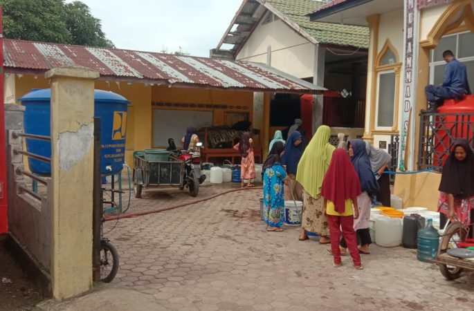 Pemkab Aceh Besar Salurkan 87 Ton Air Bersih di Lhoknga