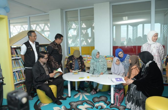 Asisten Sekda Aceh dan Kadis DPKA Dampingi Tim Komisi X DPR RI Tinjau Perpustakaan Aceh