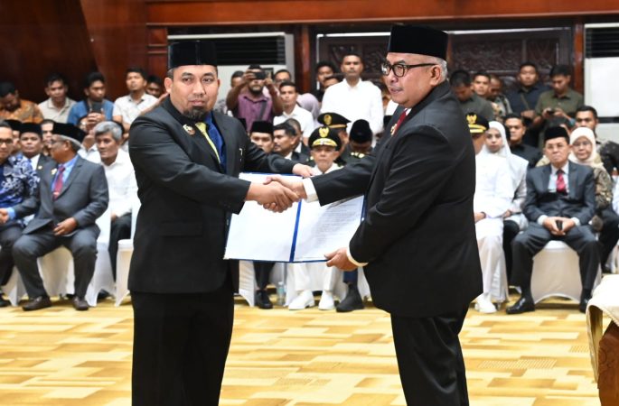 Diserahkan Pj Gubernur Aceh, Muhammad Iswanto Kembali Terima SK Perpanjangan Pj Bupati Aceh Besar