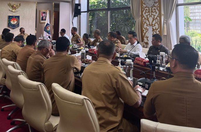 Mendagri Beri Arahan Khusus Pj Bupati/Walikota yang Baru di Ruang Kerjanya