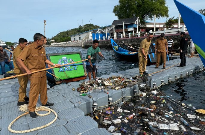 Pj Wali Kota Sabang Bersama DLHK Bersihkan Sampah di Teluk Sabang