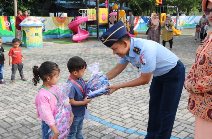 Semangat Siswa Baru TK Angkasa Lanud SIM di Pembukaan MPLS