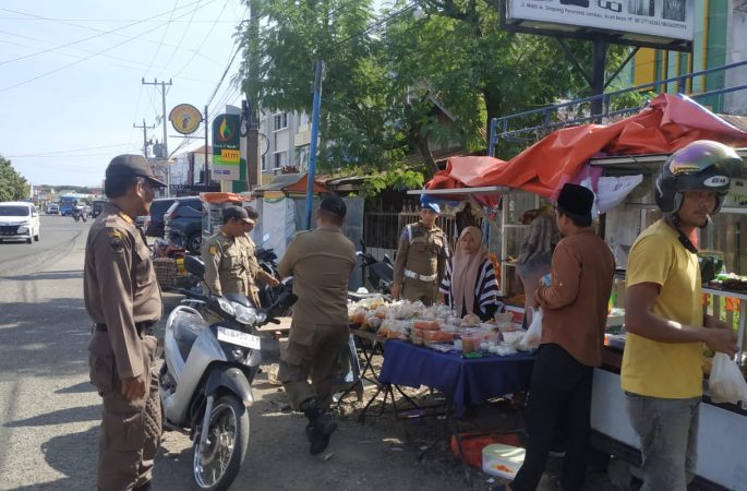 Satpol PP dan WH Aceh Besar Tertibkan Pasar dan Bangunan Liar di Keutapang