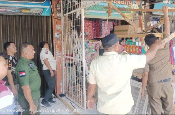 Jelang PON, Kasatpol PP dan WH Banda Aceh Pimpin Langsung Pembongkaran Bangunan Liar