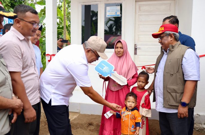 Pj Gubernur Bustami Serahkan Rumah Bantuan Islamic Relief untuk Janda Anak Dua di Aceh Utara 