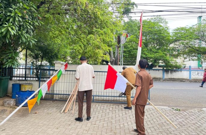 Jelang HUT Ke-79 RI, Kecamatan Kuta Alam Mulai Pasang Bendera Merah Putih