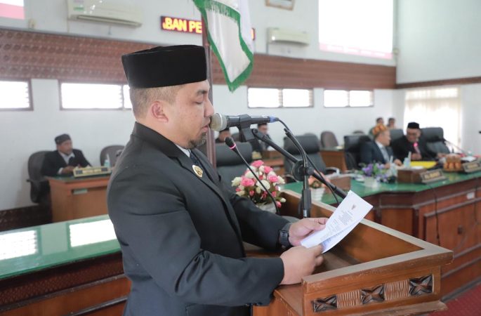 Pj Bupati Iswanto Paparkan Rangkaian Upaya Penanggulangan Kekurangan Air Bersih Pada Sidang Paripurna DPRK Aceh Besar
