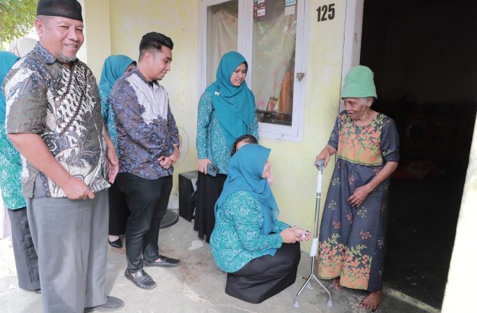 Pj Ketua TP PKK Aceh Besar Antar Langsung Alat Bantu Jalan untuk Lima Lansia Gampong Teureubeh