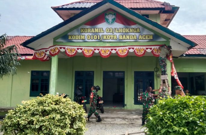 Sambut Hari Kemerdekaan ke 79 RI, Koramil Jajaran Kodim 0101/Kota Banda Aceh Hiasi Markas dengan Bendera Merah Putih dan Umbul-umbul