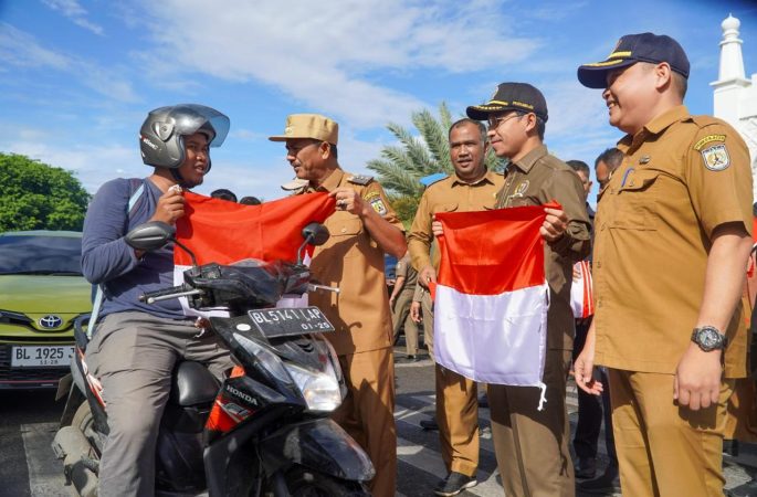 Kesbangpol Banda Aceh Kumpul 350 Bendera Merah Putih Bagikan kepada Warga
