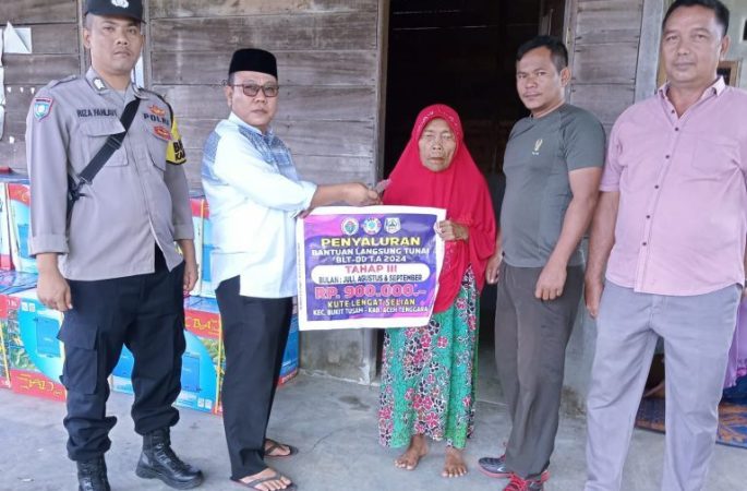 Kades Kute Lengat Selian Agara Bagikan BLT dan Semprot Elektrik