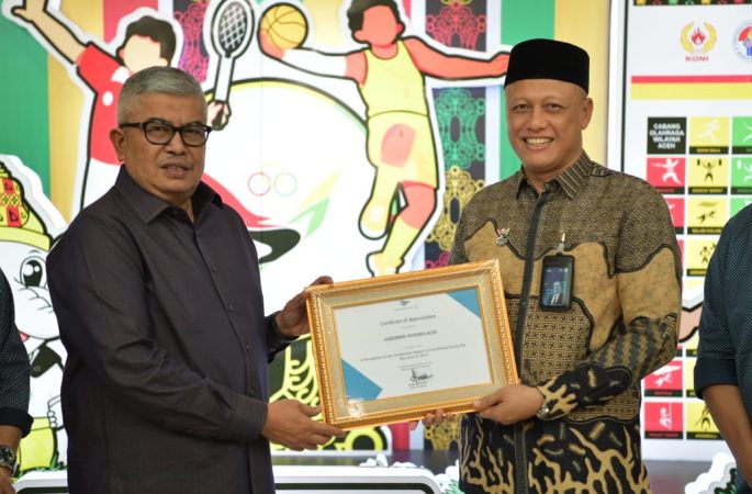 Dukung Layanan Penerbangan Haji, Pj Gubernur Aceh Terima Penghargaan dari Garuda Indonesia