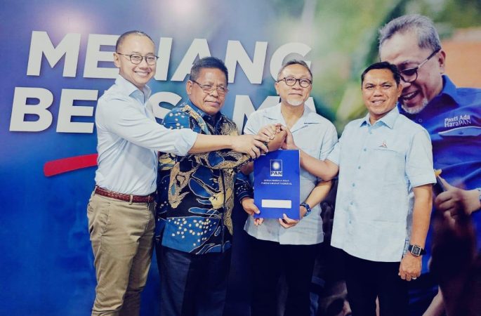 Ketum PAN Zulhas Serahkan SK untuk Aminullah-Isnani Maju sebagai Calon Walkot dan Wawalkot Banda Aceh