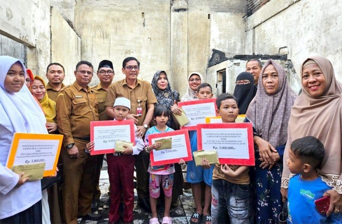 Disdikbud Banda Aceh Berikan Santunan Kepada Siswa-Siswi Korban Kebakaran di Lampaseh
