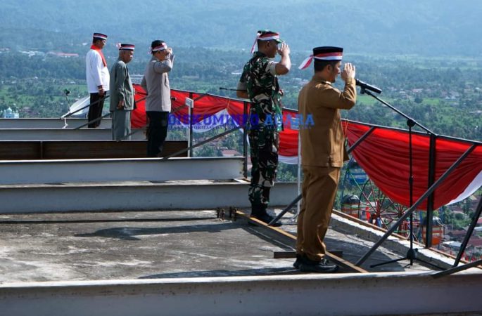Pemkab Agara Kibarkan Bendera Merah Putih Raksasa Berkibar di Puncak Alas Hill