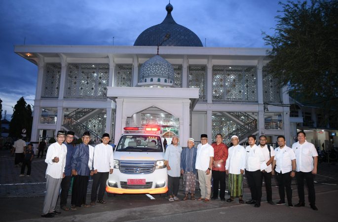 Pj Gubernur Aceh Serahkan Bantuan Ambulance untuk Masjid Darul Falah
