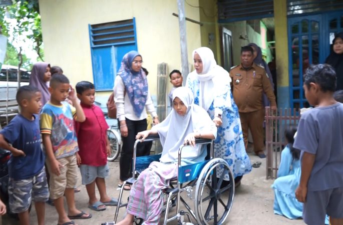 Dihubungi Via Tiktok, Mellani Antar Kursi Roda untuk Warga Penderita Lumpuh di Pidie