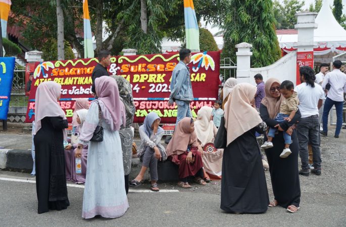 Saksikan Pelantikan, Ribuan Masyarakat Padati Kantor DPRK Aceh Besar