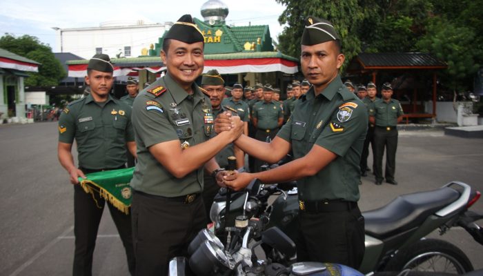 Dandim 0101/KBA Serahkan Motor Dinas Kepada Anggota