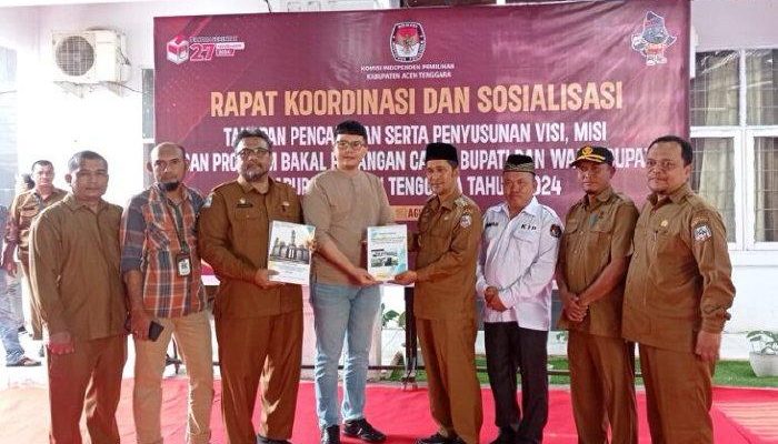 Pj Bupati Syakir Serahkan Dokumen Teknokratik Pada KIP Agara