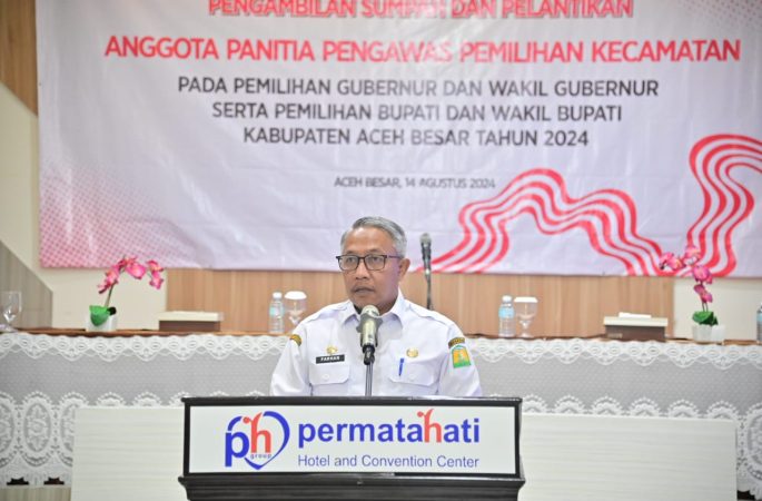 Wakili Pj Bupati, Asisten I Sekda Aceh Besar Hadiri Pengambilan Sumpah dan Pelantikan Anggota Panwaslihcam Tahun 2024