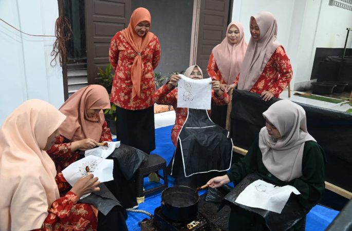 Sekretaris Dekranasda Aceh Besar Sambut DWP DPMPTSP Aceh di Rumoh Malaka Batik