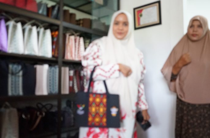Produk Tas Bordir Perajin Aceh Jadi Souvenir Tamu PON XXI