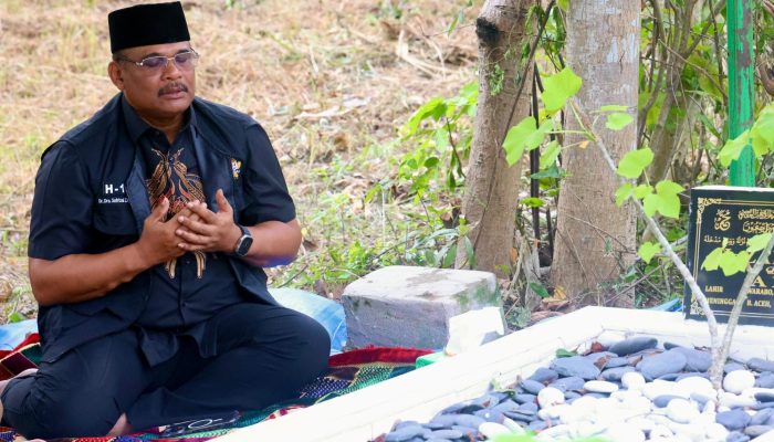 Pj Gubernur Safrizal Ziarah ke Makam Ayahanda di Reudeup Montasik