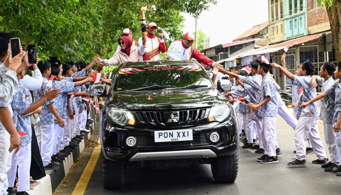 Ribuan Pelajar dan Masyarakat Aceh Besar Antusias Sambut Kirab Api PON XXI Aceh-Sumut